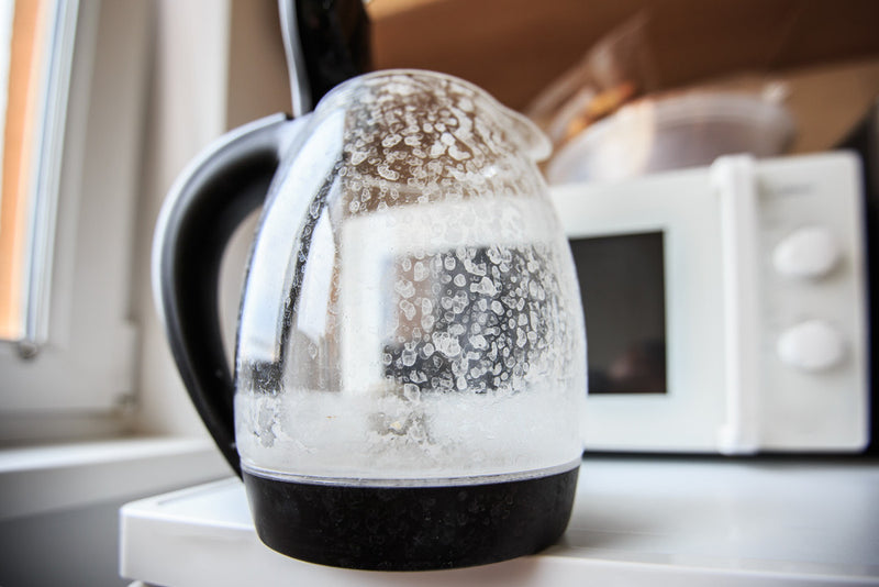 Une bouilloire en verre entartrée par le calcaire